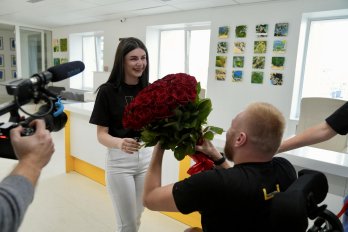 Познайомилися в TikTok: у Львові ветеран освідчився коханій у реабілітаційному центрі – 03