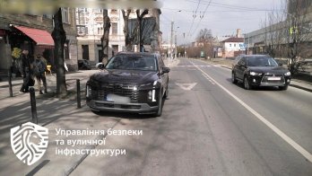 У Львові назвали ТОП-5 вулиць, де водії найчастіше паркуються на смугах для маршруток – 03