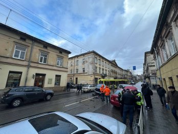 У центрі Львова зіткнулися три авто: рух трамваїв зупинився на півтори години – 14