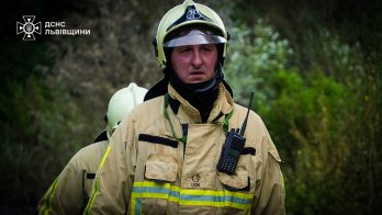 У ДСНС показали рятувальників, які 12 годин ліквідовували наслідки атаки на Львівщину – 02