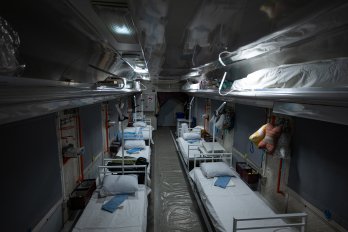 Укрзалізниця продемонструвала єдиний у світі медичний евакуаційний потяг – 02