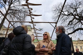 Антидронова сітка, дрон і кардіограма: у центрі Львова відкрили нову арт-інсталяцію – 06