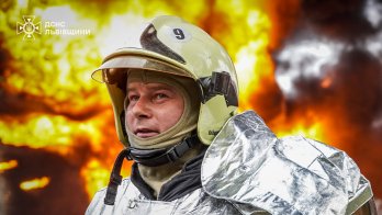 У ДСНС показали рятувальників, які 12 годин ліквідовували наслідки атаки на Львівщину – 01