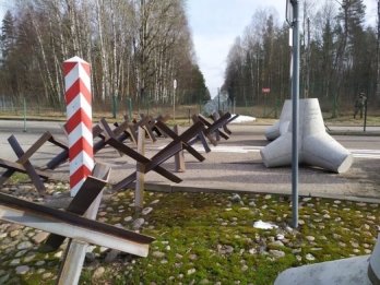 Протитанкові загородження на кордоні між Польщею та РФ і Білоруссю. Фото: Маріуш Блащак
