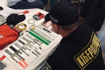 На Львівщині поліцейські викрили іноземця, який зчитував інформацію з банківських карток – 02