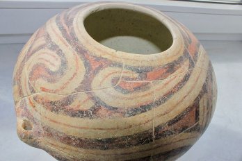 Українка намагалася переслати у Швейцарію трипільську вазу віком 7 тисяч років
