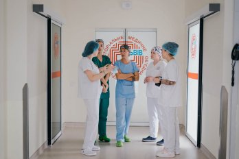 Французькі хірурги безкоштовно оперували цивільних та військових у Львові – 04