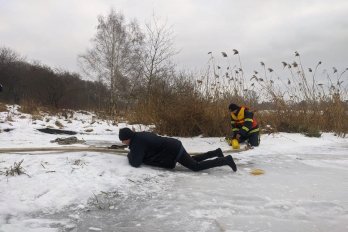 Львівські рятувальники показали, як допомогти людині, яка провалилася під лід – 01
