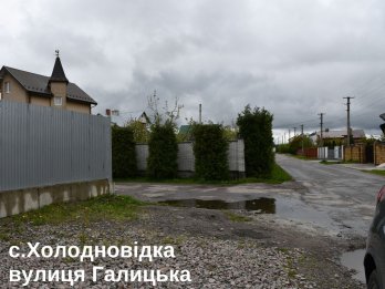 У селі біля Львова влада просить мешканців прибрати глухі паркани біля доріг – 01