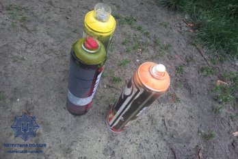 У Львові затримали двох мешканців Києва та Дніпра, які розмальовували фасад житлового будинку – 02