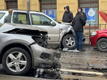 У центрі Львова зіткнулися три авто: рух трамваїв зупинився на півтори години – 12