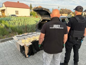На Львівщині прикордонники зупинили авто з повним багажником сигарет без акцизу – 03