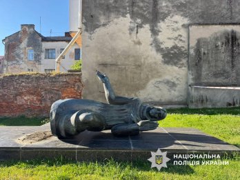 У Дрогобичі чоловік повалив майже триметровий пам’ятник жертвам німецької окупації – 02