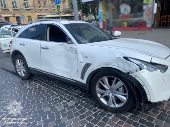 П'яна водійка Infiniti скоїла у Львові три ДТП поспіль