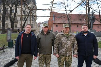 Антидронова сітка, дрон і кардіограма: у центрі Львова відкрили нову арт-інсталяцію – 07