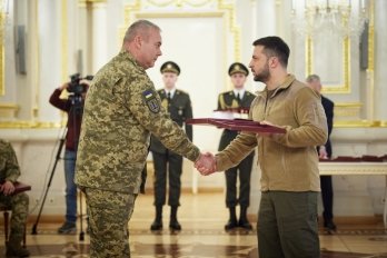 Зеленський вручив військовим та членам їх родин нагороди – 01