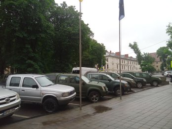 «Майже як вдома»: британські волонтери відвідали Львів та передали понад 20 пікапів для українських військових – 01