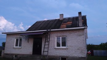 Через негоду у селі на Львівщині в десятках будинків зірвало дахи та вибило вікна – 07