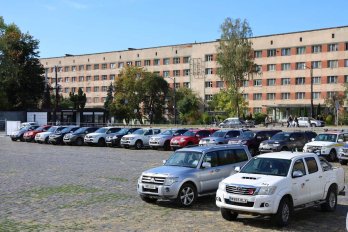 Британські волонтери передали львівській лікарні обладнання на понад 50 тисяч фунтів – 03