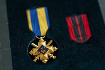 Зеленський вручив ордени "Золота Зірка" родинам загиблих Героїв та військовим, які відзначилися у боях.