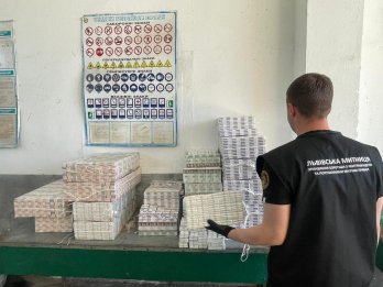 У «Шегинях» житомирянин віз до Польщі майже 130 тисяч пачок сигарет у днищі авто – 04