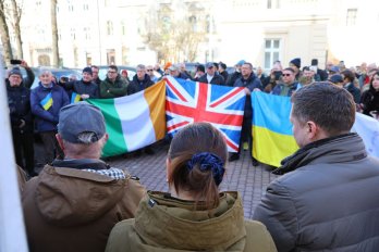 Іноземні волонтери у Львові передали 35 пікапів для ЗСУ – 09