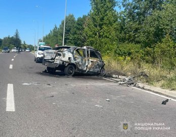 Біля Львова через зіткнення з Tesla згорів автомобіль – 05