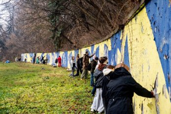 Біля Парку культури у Львові відновлюють мурал “Азовсталь” – 05