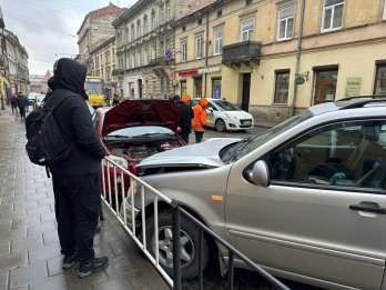 У центрі Львова зіткнулися три авто: рух трамваїв зупинився на півтори години – 09