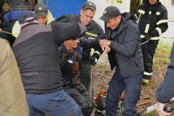 У Львові чоловік не міг вибратися з колектора: його витягали рятувальники – 03