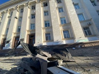 Росіяни обстріляли будівлю Херсонської ОВА з&nbsp;РСЗВ (фото) – 05