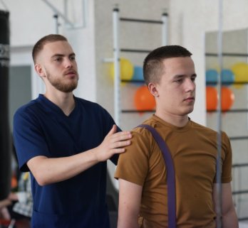 У Львові 20-річному захиснику з Житомира встановили біонічний протез руки – 01