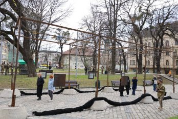 Антидронова сітка, дрон і кардіограма: у центрі Львова відкрили нову арт-інсталяцію – 01