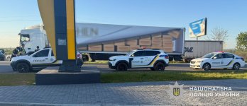 На об’їзній Золочева 31-річний водій Hyundai влетів у вантажівку: його госпіталізували – 02