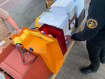 На Львівщині зупинили дві партії незадекларованих брендових речей на 1,5 млн грн – 04