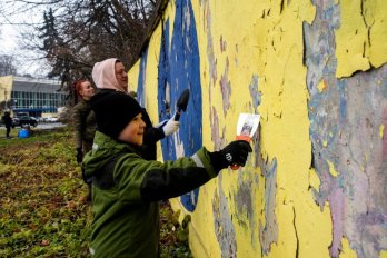 Біля Парку культури у Львові відновлюють мурал “Азовсталь” – 03