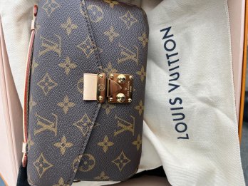 У Краківці в багажнику мікроавтобуса знайшли товари Gucci, Versace та Louis Vuitton – 01