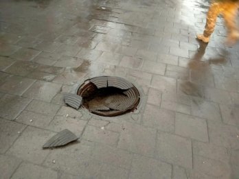 У центрі Львова на хіднику проламався каналізаційний люк (фото) – 01