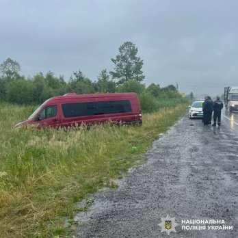 На Львівщині мікроавтобус збив пішохода поблизу Зубри
