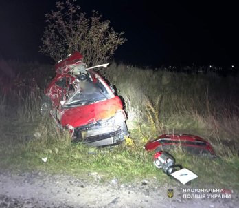 Біля Бібрки 30-річна водійка Fiat виїхала на зустріч вантажівці і розбилася на смерть – 02