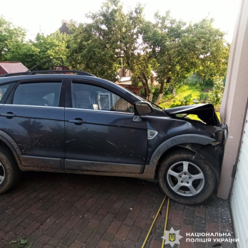 Автомобіль врізався в будинок у Дрогобичі: до лікарні потрапила 2-річна дитина