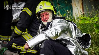 У ДСНС показали рятувальників, які 12 годин ліквідовували наслідки атаки на Львівщину – 08