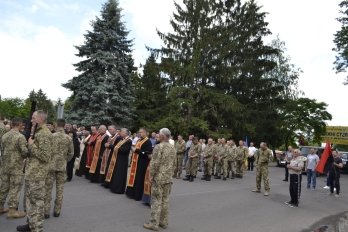 Громада Самбора на колінах зустріла полеглого десантника – 06