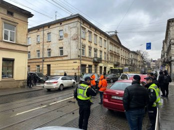 У центрі Львова зіткнулися три авто: рух трамваїв зупинився на півтори години – 07