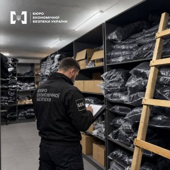 На Львівщині викрили виробництво підробок Moncler та Apple на 98 млн грн – 02