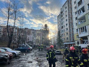 У Львові влучання у житловий будинок, пошкоджено школи та дитячий садок: одна людина загинула  – 02