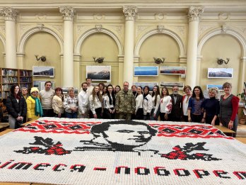 Військовий ЗСУ презентував у Львові панно із Шевченком із 15 200 пластикових кришок – 01