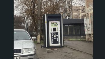 Біля аптек і посеред вулиць: де в Україні нелегально продають сигарети – 06