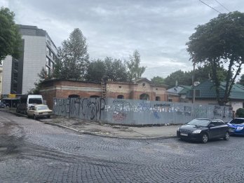 Наявний стан будвель на площі Святослава