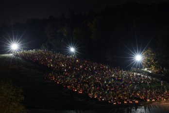 Львів’яни запалили лампадки на могилах полеглих Героїв. Фото зі сторінки Андрія Садового